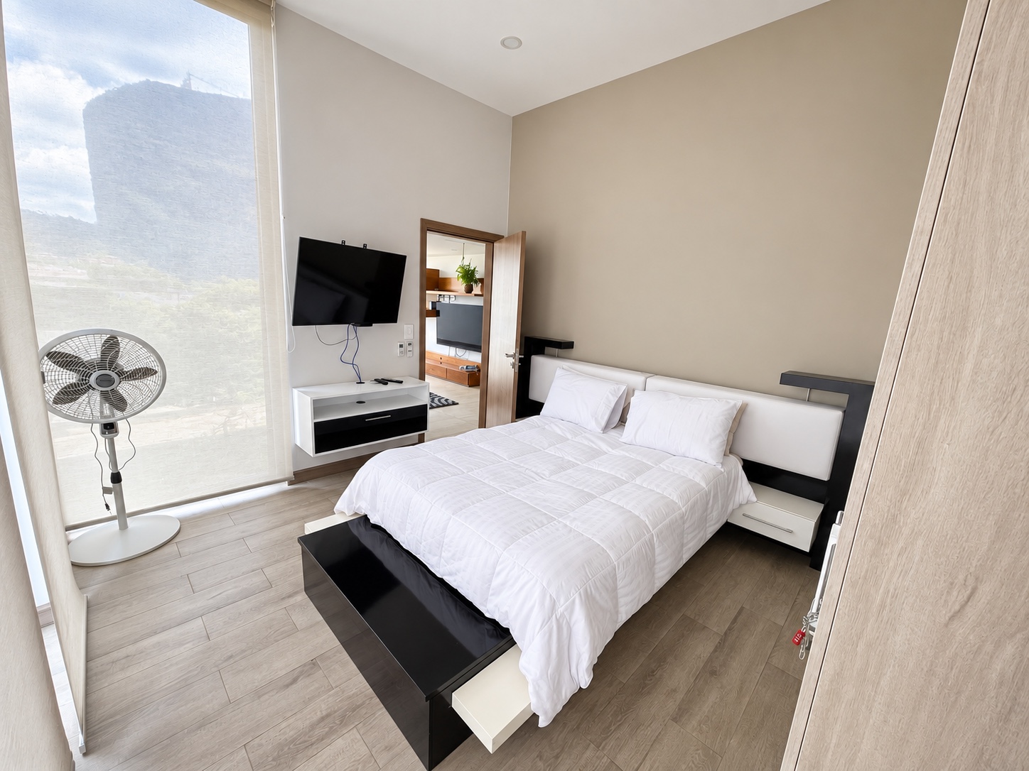 Cama queen en habitación 3 con televisión y ventana