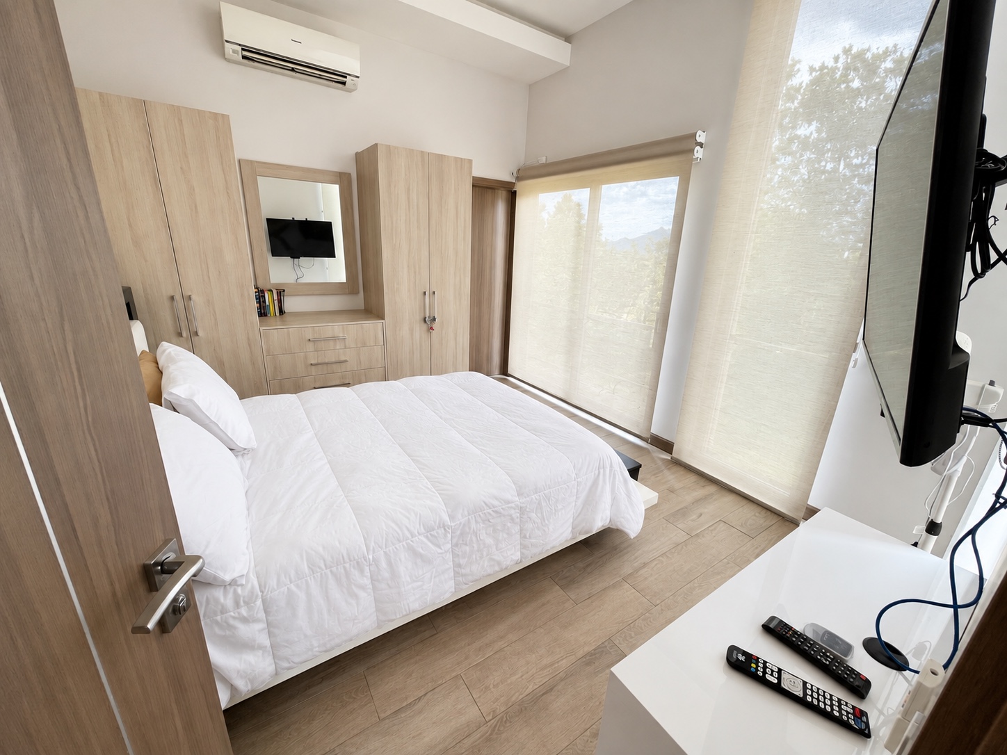 Habitación 3 con cama queen, armarios y ventanales