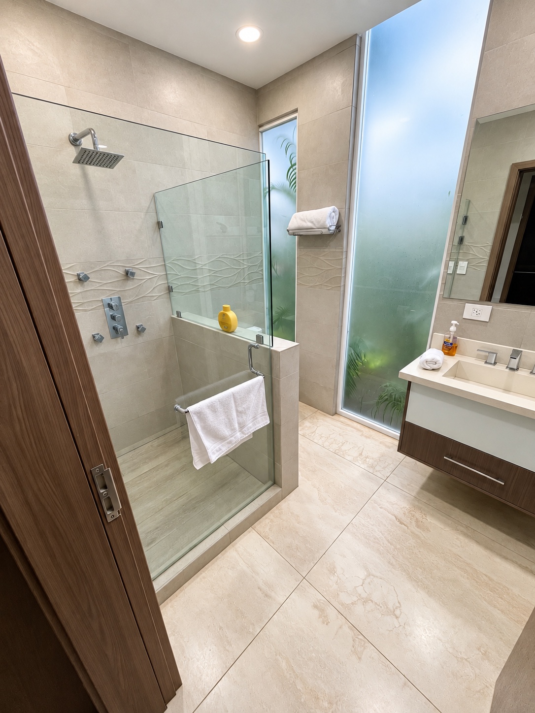 Baño de la habitación 4 con ducha de vidrio y lavabo