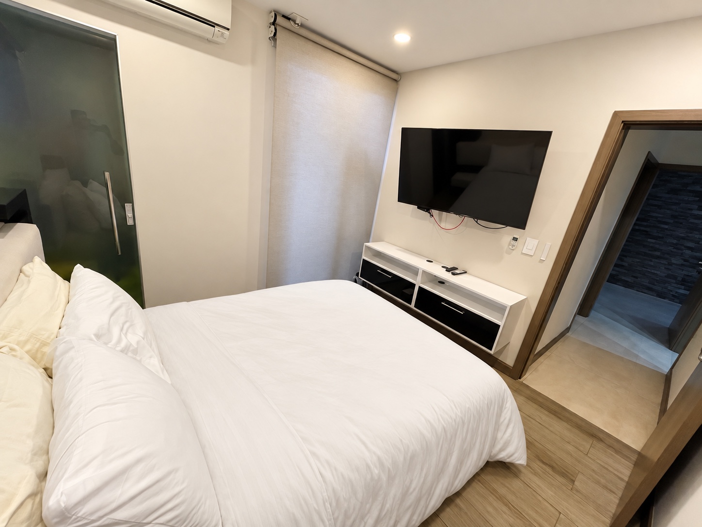 Cama queen y televisión en habitación 4
