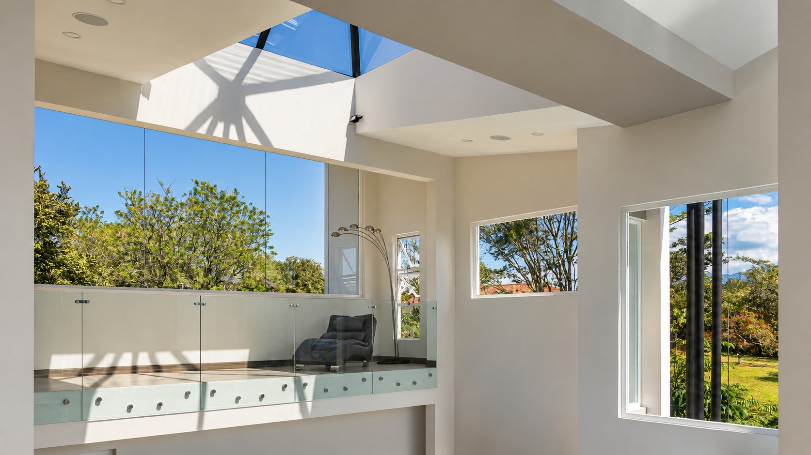 Sala, comedor y cocina — Miradora King Villa