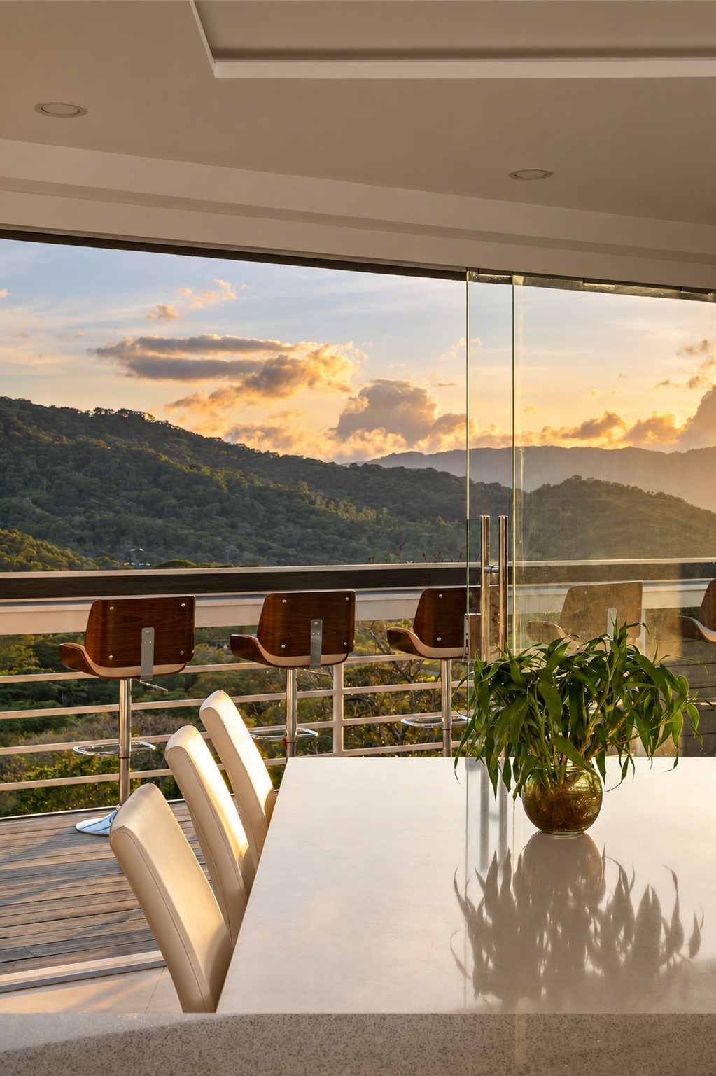 Sala, comedor y cocina — Miradora King Villa