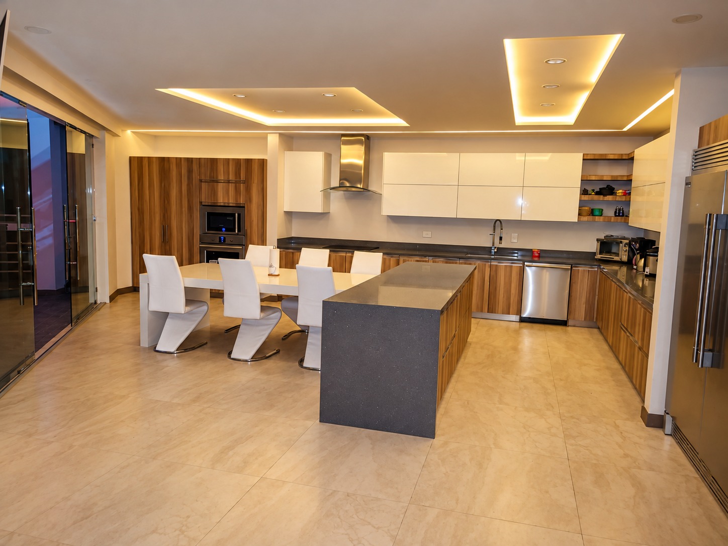 Sala, comedor y cocina — Miradora King Villa