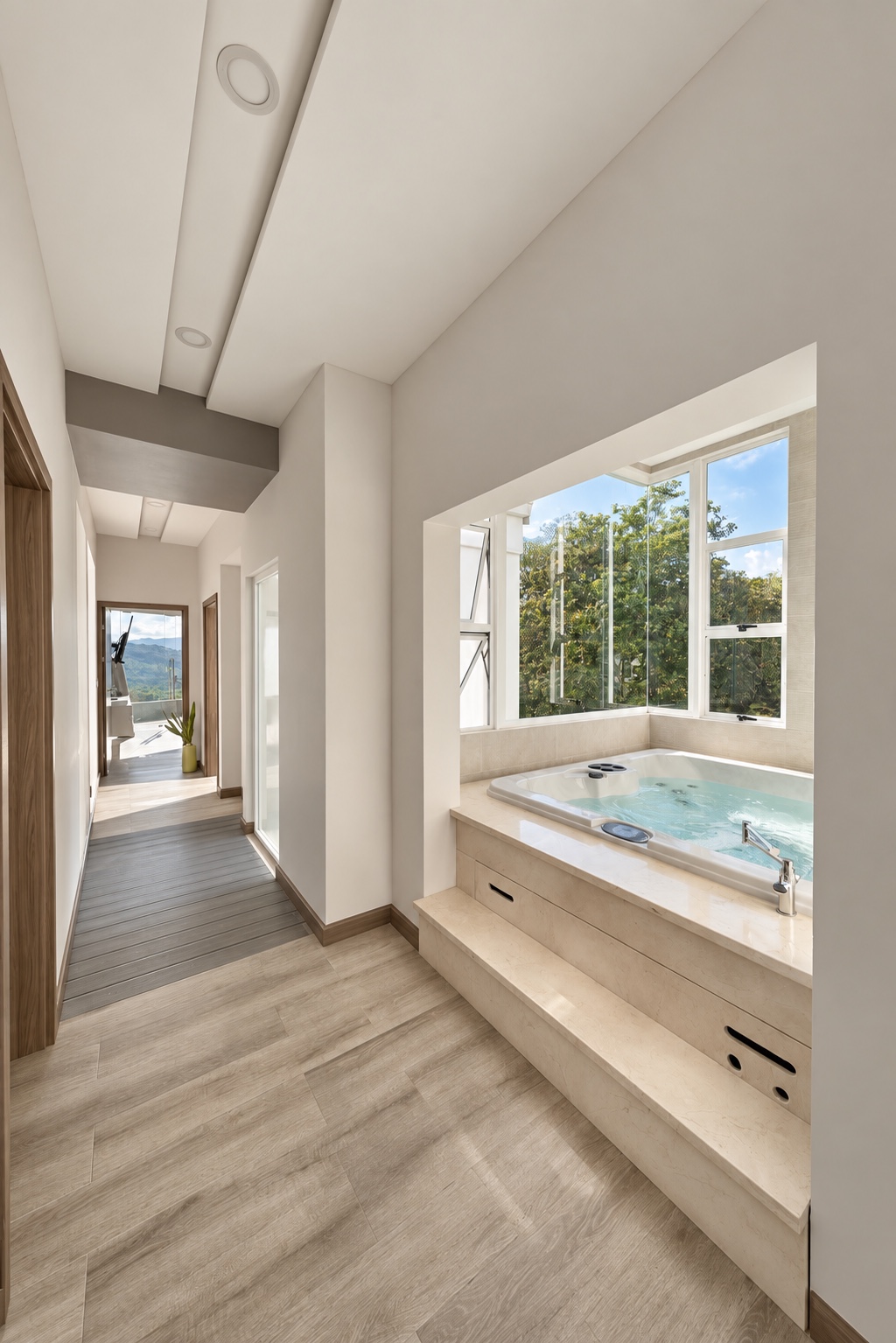 Pasillo con acceso al jacuzzi y vista hacia la habitación
