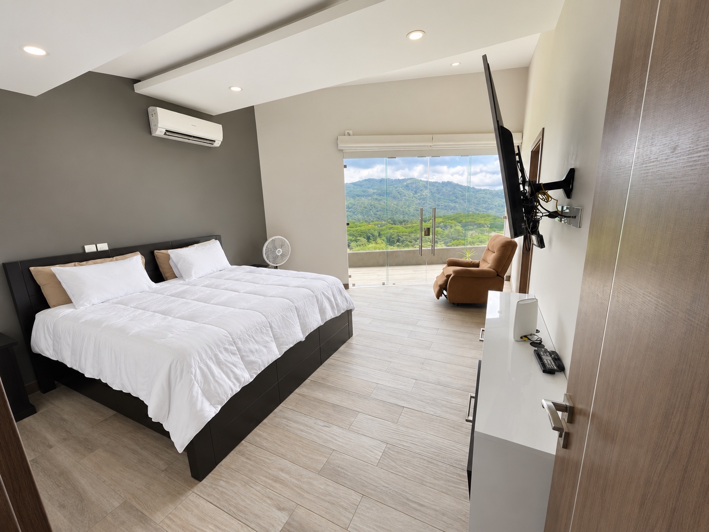 Master bedroom 2 con cama king, aire acondicionado y balcón con vista a las montañas